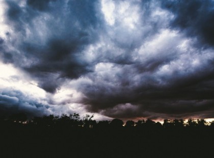 Kiadták a riasztást! Nagyon csúnya idő csap le néhány órán belül! ÖZÖNVÍZSZERŰ eső jön és ez még nem minden! EZEKRE A MEGYÉKRE MÁR KIADTÁK A RIASZTÁST! >>>