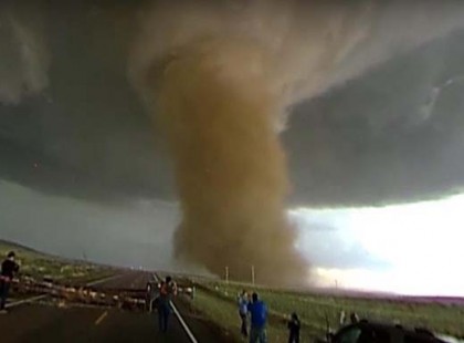 Brutális méretű tornádó pusztított a szomszédban.Teljesen romba döntötte az egész várost! Videón, ahogy romba dönti a várost