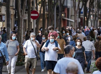 Péntektől kötelező a maszkviselés Magyarországon ha a szabadtéren