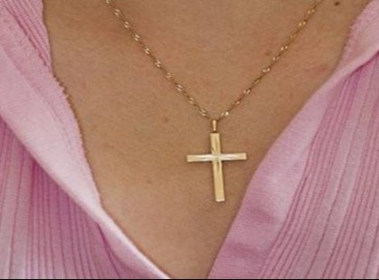 Amiről sokan nem tudnak: ez történik azokkal, akik keresztet viselnek a nyakukban!