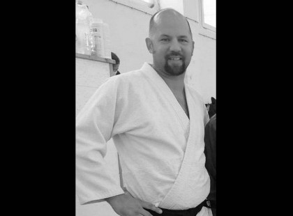 Mély fájdalommal, és megtört szívvel tudatjuk, hogy Kovács Attila a mai napon elhunyt..