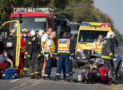Részeg volt a sofőr, aki tegnap 2 motoros életét oltotta ki, frontálisan ütközött nekik