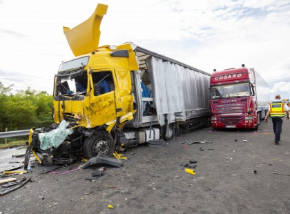 Baleset ! Három kamion ütközött össze az M0-son. Közel 6 km-es a torlódás, 30 perc az átjutási idő.