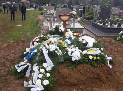 Eltemették a fiút, akit kovidosnuak hittek, de valójában vakbélgyulladása volt. Az apukája sztárügyvédet fogadott