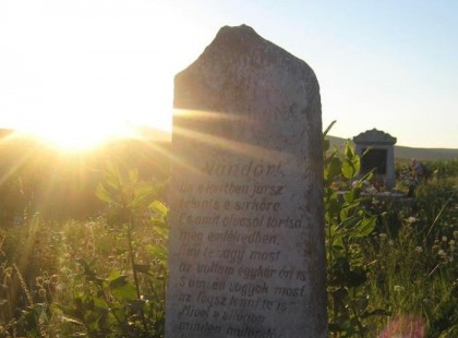 Minap a temetőben járva ezt a sírfeliratot láttam. Érdemes elolvasni és elgondolkodni rajta.