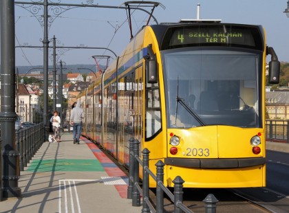 A lány a villamost várta, amikor megpillantotta a kisfiút, aki a megállóban sírt. Azt hitte, az a baj, hogy elveszítette a szüleit, de a válasza sajnos ennél sokkal rosszabb volt