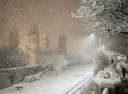 FANTASZTIKUSAN SZÉP HÓESÉS JÖN, hatalmas hópelyhekkel, hófehér tájjal >>> Erre számíts :