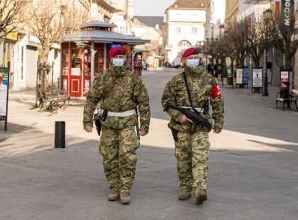 Orbán Viktor: A hadsereget is bevonja a kormány a kijárási tilalom és a közrend fenntartásába