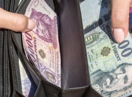 MA JELENTETTÉK BE! – MEGVAN A PONTOS ÖSSZEG >>> FORINTRA PONTOSAN ENNYI PÉNZBELI kompenzációt ad az állam a nyugdíjasoknak >>>