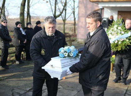 Hófehér kis koporsóban helyezték végső nyugalomra a kis Döme babát.