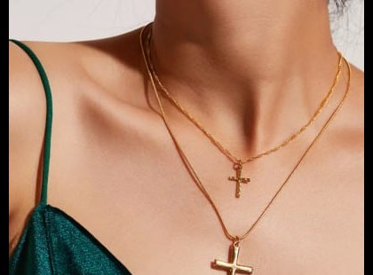 Amiről sokan nem tudnak: ez történik azokkal, akik keresztet viselnek a nyakukban!