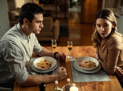 A férj sértegeti a felesége melleit az asztalnál. Amit a nő tesz ezután, arra nincsenek szavak