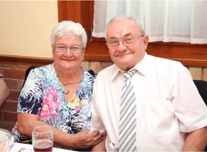 Mély fájdalommal, és megtört szívvel tudatjuk, hogy a szüleim koronavírus betegségben meghaltak.