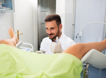 Az orvos rádöntött az asztalra, lehúzta a nadrágom, majd az övét. Azt mondta, csak így gyógyulhatok meg