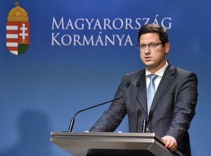 VÉGRE Bejelentette a kormány! EZ VÁR RÁNK karácsonykor a járvány miatt! ERRE nem számított, igaz?!