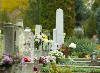 Elhunyt a 7 éves kisfiuk, eltemették. Később, a sírjánál állva szörnyű dolgot vesznek észre