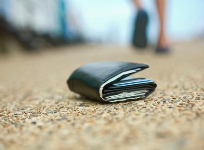 Visszaadta a pénzzel teli megtalált tárcát a hajléktalan férfi. Jutalom helyett azonban EZT kapta