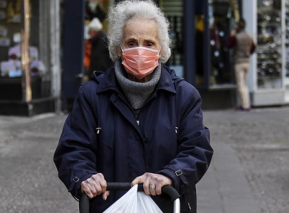 Nyugdíjasoknak nem jár a covid oltás!A 60 felettiek nem kaphatnak covid oltást ebben az országban!