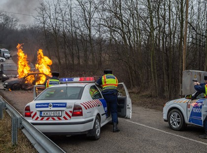 Magyarország!Gyerek ez nagyon durva..... Ilyen fokozott akciót még nem láttál a zsaruktól!Baranya Megyei Rendőr-főkapitányság