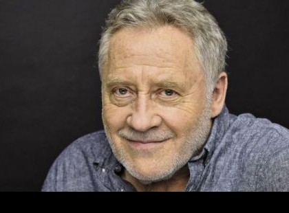 Most érkezett a hír Koltai Róbertről!Gyertyát is gyújtottak. Rengetegen küldik most jókívánságaikat.