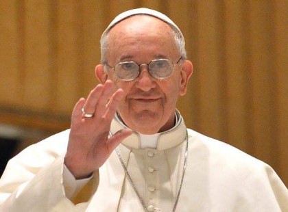 Most érkezett a hír Ferenc pápáról!Gyertyát is gyújtottak. Rengetegen küldik most jókívánságaikat.