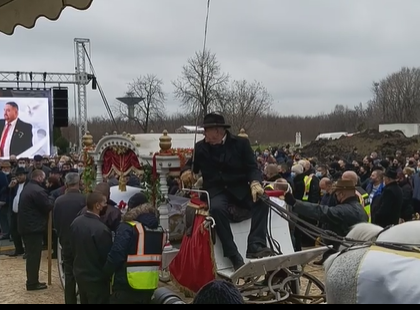 Kis Grofó könnyfakasztó éneke közben emelték ki a hintóból a koporsót -videó