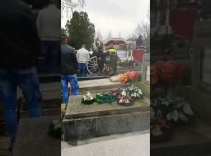 Grófo gyermekei zokogtak a fájdalomtól a sír felett, ahogy leengedték a mélybe..Kis Grofó sírva énnekel-videó