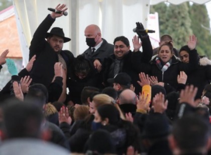 Vajdák, sztárok búcsúznak: óriási tömeg volt Nagy Grófo temetésén! Kis Grofó sírva énekel
