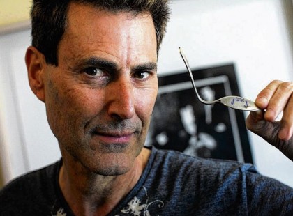 Most érkezett a hír Uri Gelleről!Gyertyát is gyújtottak. Rengetegen küldik most jókívánságaikat.