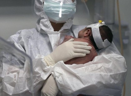 Ő a legfiatalabb koronavírus fertőzött : 11 napos koronavírusos csecsemő a nővér karjaiban az intenzív osztályon