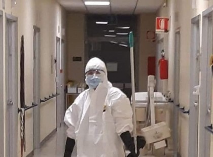 Ő nem orvos, nem ápolónő, ő egyike azoknak az embereknek, akikről sosem beszélnek .Ő a takarításért felelős nő..Több elismerést nekik is..