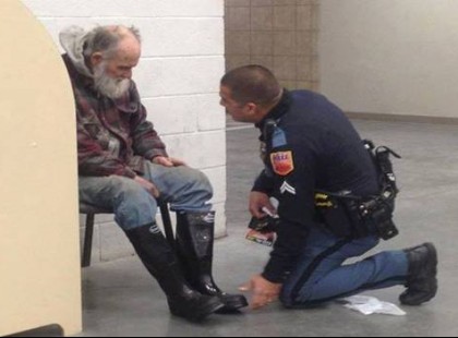 A hajléktalan férfi nem akar kimenni a boltból – a rendőrnek megszakad a szíve mikor elmondja miért