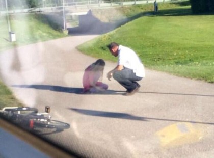 Emberségből jeles !Síró kislányt látott a buszsofőr és megállt. Rengeteg reakciót kap!