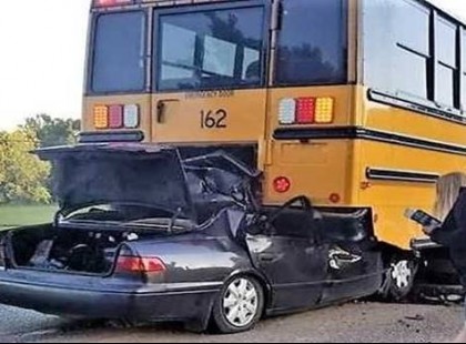 Kiemelték az elhunyt lányt az összetört kocsiból, ekkor látták meg mit szorít a kezében… Ezért kellett meghalnia a 17 éves lánynak ...