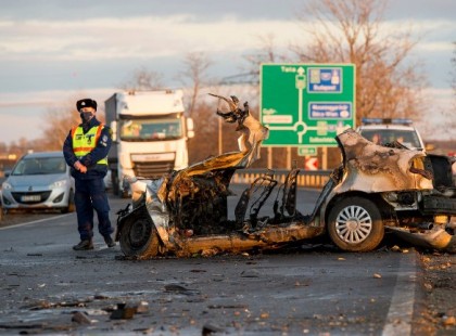 Szemtanúk látták, ahogy a kislány próbált kimászni az égő autóból a tegnapi balesetben.A tűzoltók is zokogtak, amikor meglátták a kisbabát