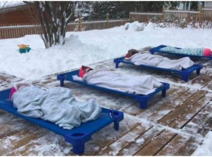 Kint altatták az óvodásokat a dermesztő hidegben, ebben az óvodában, botrány kezd kibontakozni