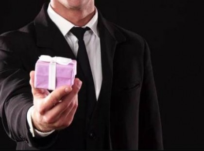 A tanár az egész osztály előtt porig alázta a kisfiút, mert az anyukája takarítónő. Az osztálytalálkozón olyan mélyütést kap, hogy beléfagy a szó: