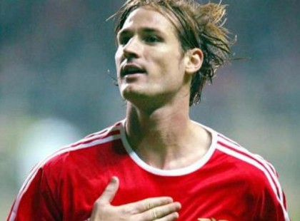 Összeesett és meghalt a pályán.. Milliók látták a videót, ami az utolsó perceit örökítette meg Fehér Miklósnak. Már 17 éve nincs közöttünk