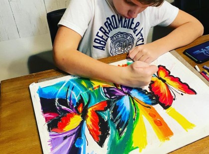 Üdv mindenkinek!!! Szeretném bemutatni a fiamat és a műalkotásait! Viktor fiam (12) pasztell rajzoló, aki történetesen egy autizmussal rendelkező non-verbális fiú.