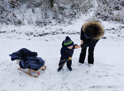 Csodaszámba megy, amit Zente művel. Nem csak, hogy lábára állt, hanem szánkózik a kis csöppség