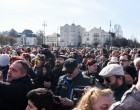 Gődény felhívására ezer ember tüntetett, senkin nem volt maszk.. Március 15-re még több embert vár a doki