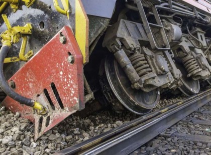 Rendkívüli közlemény! Szétakadt és kisiklott egy vonat Tatabányánál