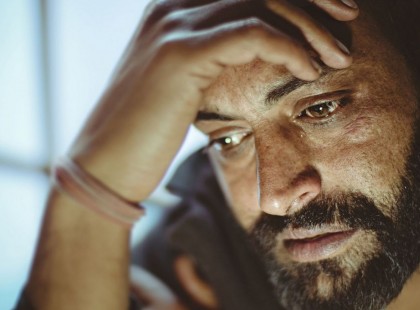 A férfi titokban lefényképezi az anyósát, amint a konyhában ül, görnyedten. Ha megtudod, miért, megszakad a szíved