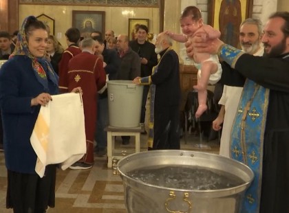 Meghalt a 1,5 hónapos kisbaba, akit a pap a keresztelőn a vízbe mártott, és megfulladt