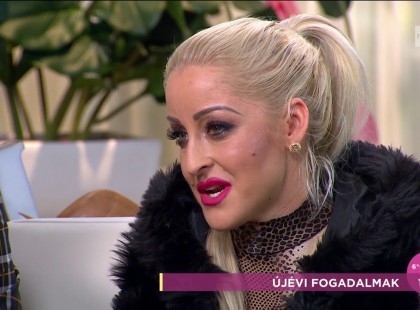 Éjjel nappal dolgozik Suzy, hogy el tudja tartani magát és a gyermekét..Eközben Jolly hempereg a tele kád pénzben