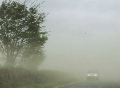 SÚLYOSBODOTT A helyzet! Pár perce vészjelzést adtak ki az országra. Senkit nem kímél majd az időjárás!!Vigyázzatok!! Nagyon durva 95 km/órásszélvihar csap le mínusz 7 -10 fokban ! Ezekben a megyékben már elsőfokúra emelték a riasztást :