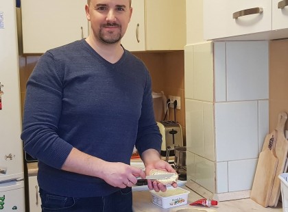 2,2 milliót keres, de párizsis kenyeret eszik a milliomos Jakab Péter - az emberek felhördültek