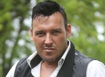 Miközben édesapja nyomorog, Jolly 150 ezres táskát vett a barátnőjének, hogy abba vigye a telefonját, és a sminkjeit..