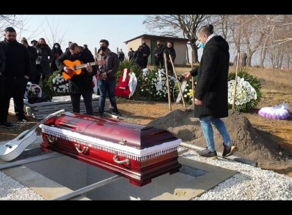 – Utolsó útjára kísérték Csóré Bélát: több mint ezerháromszázan vettek búcsút a mulatóskirálytól -videó