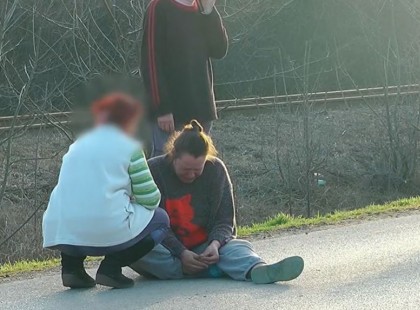 Az útra borulva sírt, a tegnap meghalt 6 éves kisfiú édesanyja..